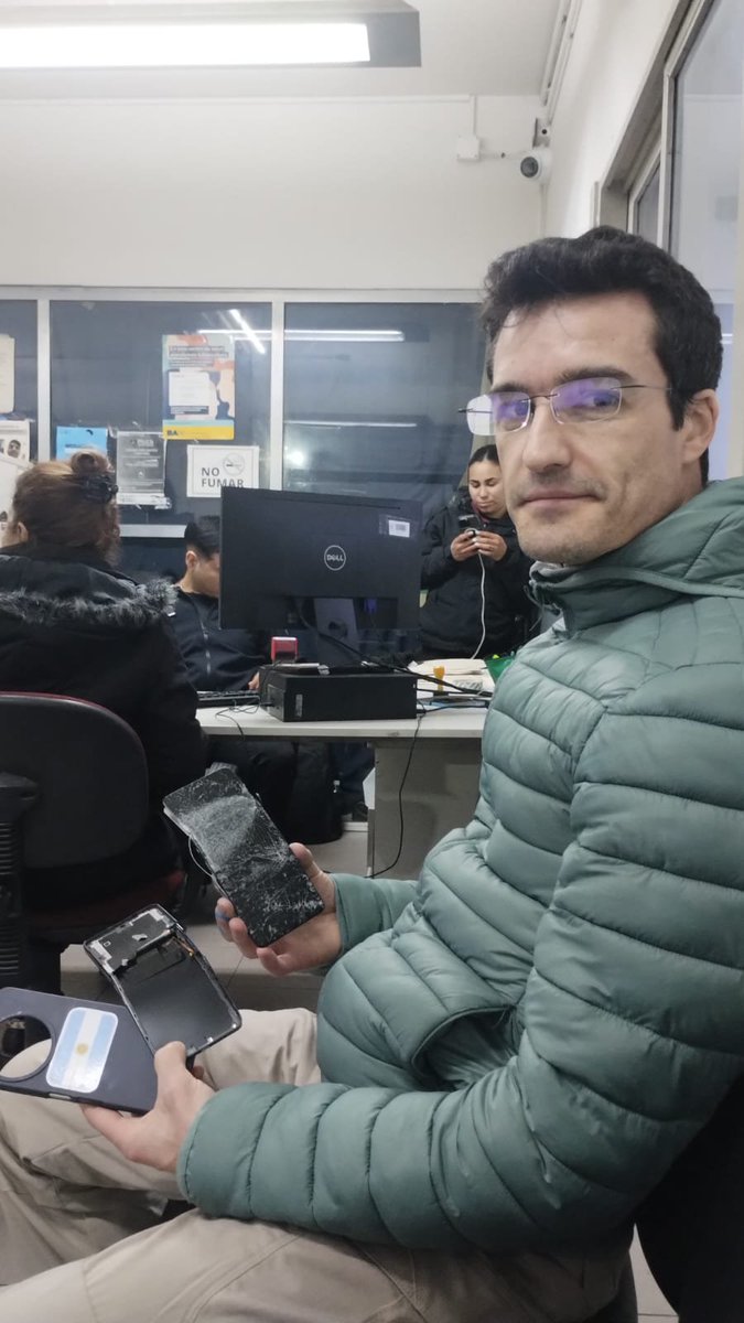 marcofattorello's tweet photo. Hola gente logré recuperar los datos de la memoria de mi teléfono destruido. El teléfono no sirve más, salvo para repuestos, pero milagrosamente se salvó la memoria. Tengo que decir que mi TCL se la re bancó estos meses de batalla cultural: recibió todo tipo de golpes, frcejeos, hurtos y la placa madre sigue intacta a pesar de que intentaron partirlo en dos. Una locura! Aclaro que esto no es canje ni sponsoreo, simplemente lo quiero contar porque cuando comencé a grabar videos tuve que comprar un teléfono y solo podía algo económico. Busqué el mas completo posible, y aca estoy mostrandoles el video que estaba grabando de manera oculta cuando me agredieron para arrebatármelo y destruirlo. Lamentablemente el video se corta aproximadamente unos 30 segundos antes de que el teléfono es destruido y por ende no se alcanzó a registrar la agresión.