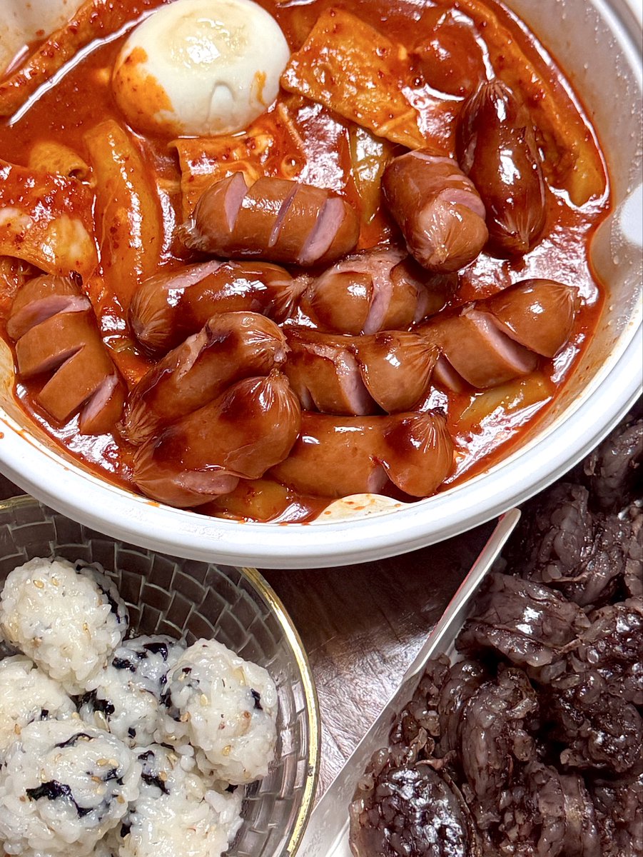 burdockmeal11's tweet photo. 엽떡에 소세지추가 주먹밥추가 순대추가 https://t.co/ZD6LzVq2hH