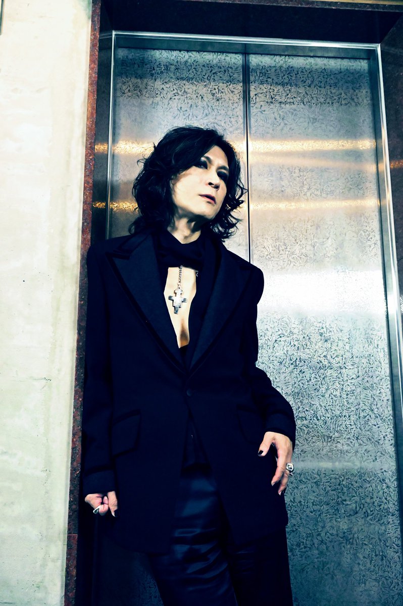 tezya_sight's tweet photo. 単独公演の余韻が冷めぬまま
お陰様で本日
無事に一つ歳を重ねました
年齢非公開にも関わらず
毎年数字入りのケーキでお祝いしてくれる
仲間達に感謝ですw
もう歳は面倒なので早々と
還暦を迎えた事にして
これからは
永遠の60歳を名乗ろうと思いますw
いきなり後輩なる先輩や同じ歳の人
ゴメンなさいw https://t.co/ky4ogVnmHp