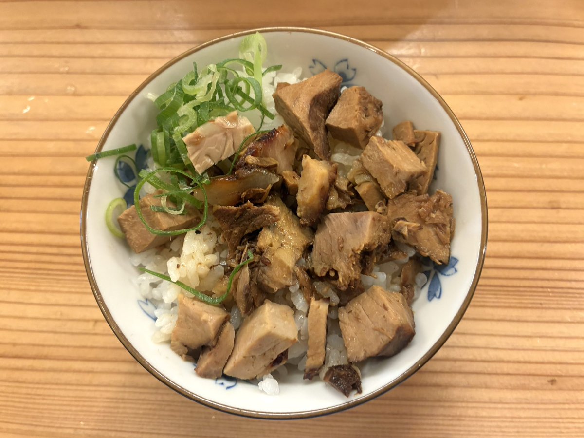 BocchiEater's tweet photo. 永明中華そば店@大島
中華そば にごり塩(ほんいつ)
煮込みチャーシューごはん
0728☀️ トラディショナルな中華そばをベースに丁寧な仕事と接客のワンオペ店主さん
限定は鯛の旨み鮮魚感が前面に出つつ下支え素材もバランスよいMIX
お値ごろ価格帯で近場なら此処は通いたい…
旨旨完飲ごちそうさまでした https://t.co/7rZ2uNfcL4