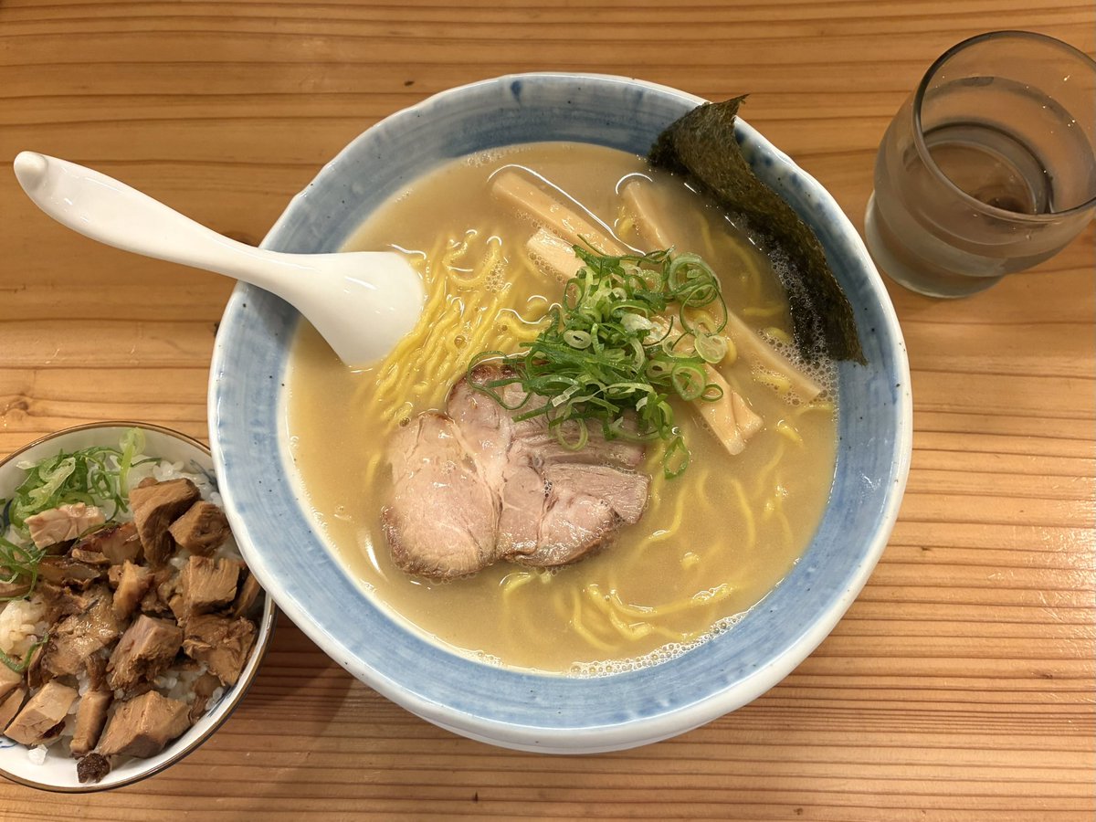BocchiEater's tweet photo. 永明中華そば店@大島
中華そば にごり塩(ほんいつ)
煮込みチャーシューごはん
0728☀️ トラディショナルな中華そばをベースに丁寧な仕事と接客のワンオペ店主さん
限定は鯛の旨み鮮魚感が前面に出つつ下支え素材もバランスよいMIX
お値ごろ価格帯で近場なら此処は通いたい…
旨旨完飲ごちそうさまでした https://t.co/7rZ2uNfcL4
