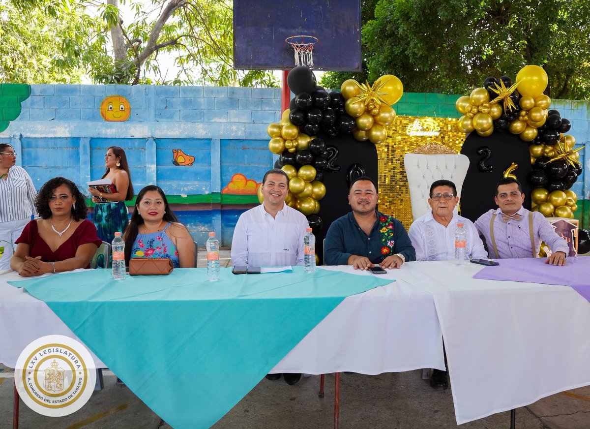 JORGEBRACA's tweet photo. Con mucho gusto acepté la invitación para ser padrino de generación de mis ahora 70 nuevos ahijados de la Escuela Primaria Ramón Mendoza Herrera, ubicada en la colonia Indeco, de nuestro municipio de Centro.

Siempre será un gusto acompañar a las y los estudiantes en un momento tan importante de sus vidas. Les deseo que esta nueva etapa esté llena de aprendizajes, nuevos retos, sueños cumplidos y grandes éxitos.

¡Muchas felicidades a la generación 2020–2026!