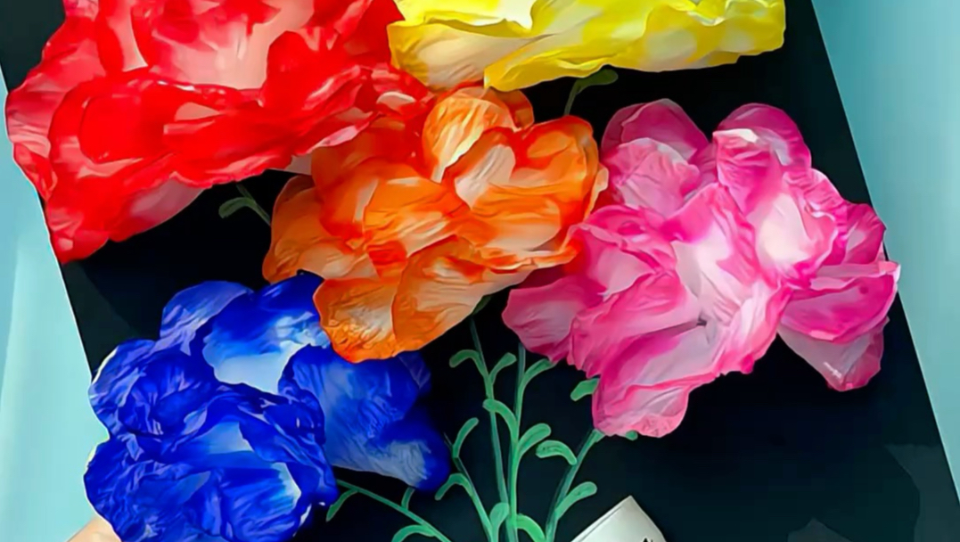 BerrymanCassie's tweet photo. DIY this cute paper flower wall decor in 10 mins! All you need is colored paper, glue u0026 scissors. Perfect for sprucing up your room! https://t.co/TVCKQ72efO