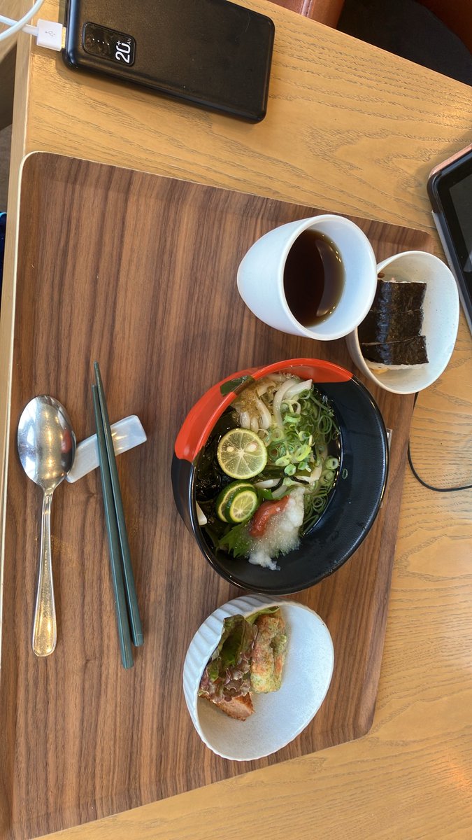 yuichiro1964's tweet photo. 今日のお昼ごはん　冷やしうどんと巻き寿司 https://t.co/Nb2AmRL9uw