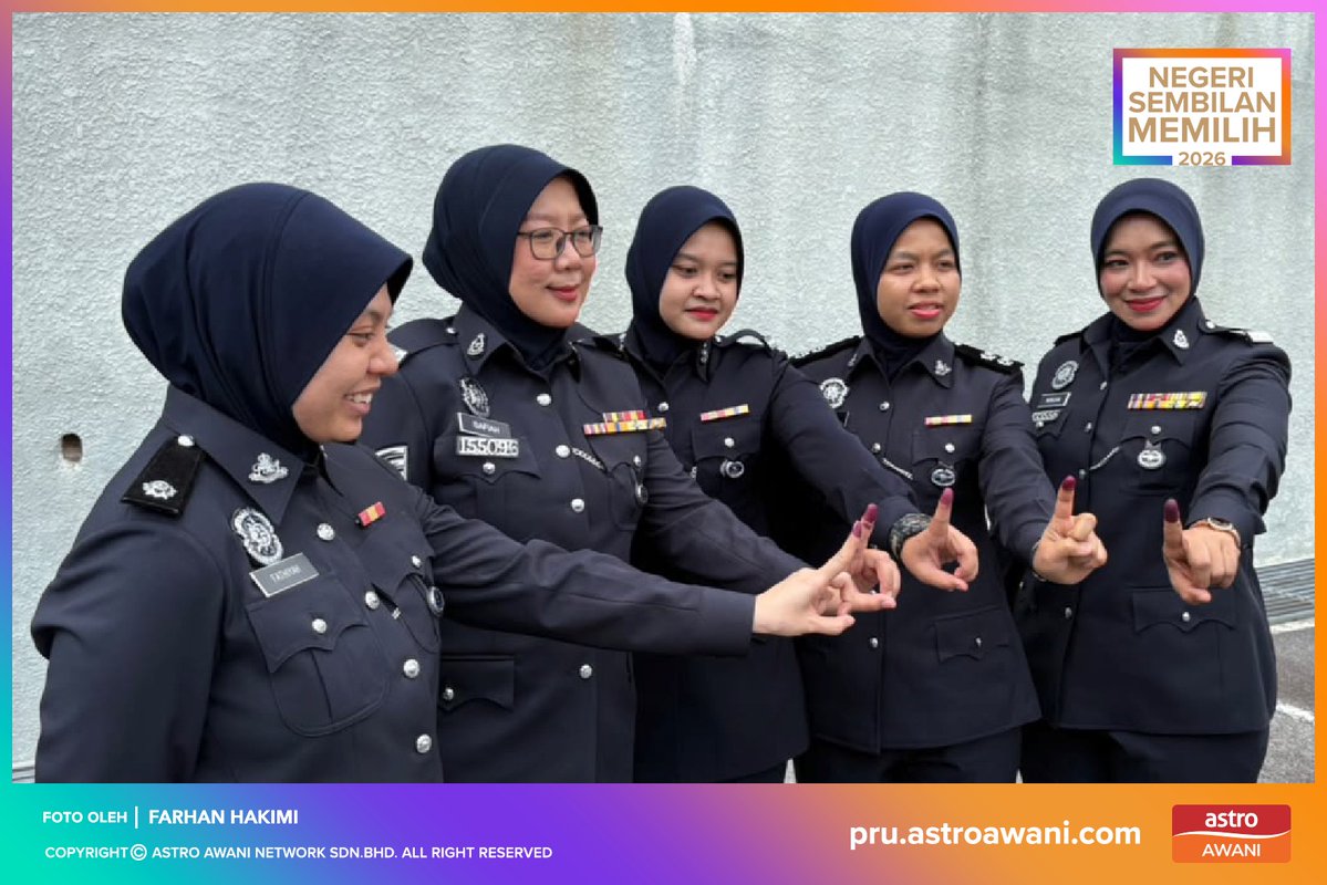501Awani's tweet photo. Suasana sekitar pusat pengundian awal Dewan Emerald Ibu Pejabat Polis Daerah (IPD) Nilai yang membabitkan pengundi Dewan Undangan Negeri (DUN) Nilai dan DUN Lenggeng hari ini.

Bagi DUN Nilai, seramai 415 anggota polis dan pasangan yang akan menunaikan tanggungjawab mereka manakala DUN Lenggeng mencatatkan 58 orang anggota polis dan pasangan.

#AWANInews #PRNNegeriSembilan #NegeriSembilanMemilih

📸: Farhan Hakimi