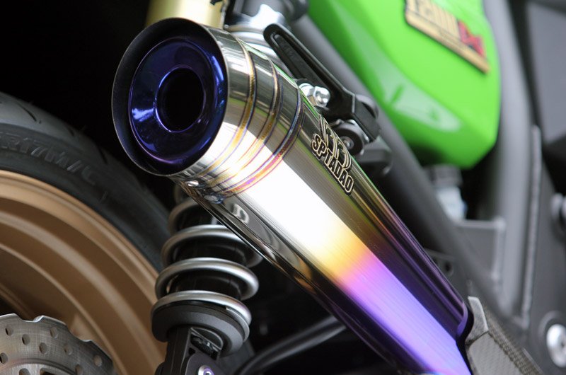 sptadao's tweet photo. あなたのZRX1200DAEGを究極の素材チタンでワンランク上の質感へ変化させます！

こんにちは、おがわです。
軽量コンパクトなサイレンサーから放たれる大排気量車の豪快なサウンド！
艶やかなチタンブルーの質感と太いトルクと圧倒的なパワーを楽しめますよ😀
『気持ちイー！』って、ホントに最高だね！

詳細はコメント欄から😀

純日本仕様の走行性能！
いつだって　いくつになったって　オートバイにもっと上手に、もっと楽しく、もっと気持ちよく　乗りたい　走りたいあなたのために、SP忠男の製品は、日本の道で最も大切にしたい速度域に、適切なギアが選べるように、最適なトルク特性を追求。
“気持ちイー！”走りに定評のある、純日本仕様の走りを生み出すマフラーです。

#zrx1200daeg #eblzrt20d #バイク好きと繋がりたい #バイクのある風景 #気持ちイーフォトコンテスト