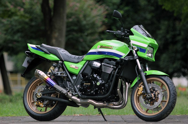 sptadao's tweet photo. あなたのZRX1200DAEGを究極の素材チタンでワンランク上の質感へ変化させます！

こんにちは、おがわです。
軽量コンパクトなサイレンサーから放たれる大排気量車の豪快なサウンド！
艶やかなチタンブルーの質感と太いトルクと圧倒的なパワーを楽しめますよ😀
『気持ちイー！』って、ホントに最高だね！

詳細はコメント欄から😀

純日本仕様の走行性能！
いつだって　いくつになったって　オートバイにもっと上手に、もっと楽しく、もっと気持ちよく　乗りたい　走りたいあなたのために、SP忠男の製品は、日本の道で最も大切にしたい速度域に、適切なギアが選べるように、最適なトルク特性を追求。
“気持ちイー！”走りに定評のある、純日本仕様の走りを生み出すマフラーです。

#zrx1200daeg #eblzrt20d #バイク好きと繋がりたい #バイクのある風景 #気持ちイーフォトコンテスト
