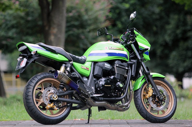 sptadao's tweet photo. あなたのZRX1200DAEGを究極の素材チタンでワンランク上の質感へ変化させます！

こんにちは、おがわです。
軽量コンパクトなサイレンサーから放たれる大排気量車の豪快なサウンド！
艶やかなチタンブルーの質感と太いトルクと圧倒的なパワーを楽しめますよ😀
『気持ちイー！』って、ホントに最高だね！

詳細はコメント欄から😀

純日本仕様の走行性能！
いつだって　いくつになったって　オートバイにもっと上手に、もっと楽しく、もっと気持ちよく　乗りたい　走りたいあなたのために、SP忠男の製品は、日本の道で最も大切にしたい速度域に、適切なギアが選べるように、最適なトルク特性を追求。
“気持ちイー！”走りに定評のある、純日本仕様の走りを生み出すマフラーです。

#zrx1200daeg #eblzrt20d #バイク好きと繋がりたい #バイクのある風景 #気持ちイーフォトコンテスト