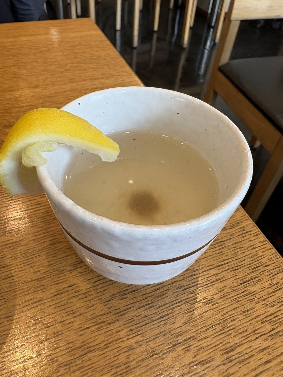 danrinko's tweet photo. 【衝撃】
しぶそばで土瓶蒸しが作れた、、、
そば湯に卓上の出汁塩を5振り、レモンをかけると料亭の土瓶蒸しの味になった。
レモンはサバトマそばのレモンを使用。 https://t.co/E14T293Tcb
