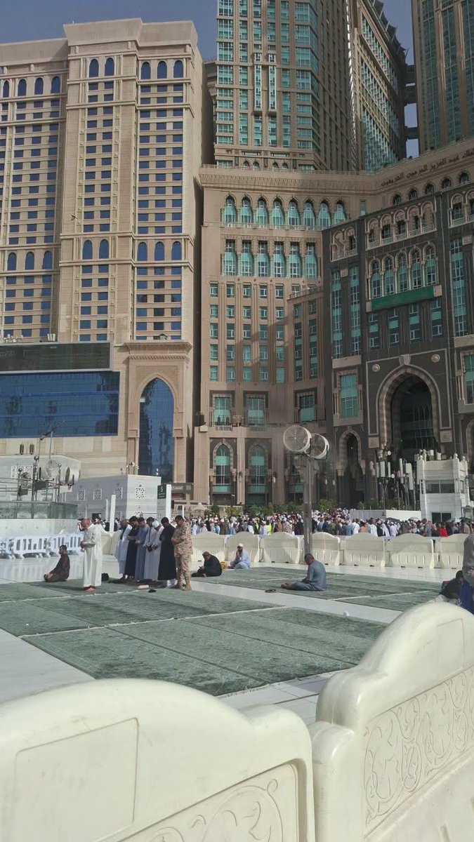 batzssfffzshat's tweet photo. في #مكة... كل شيء يذكّرك أن السعادة الحقيقية هي القرب من الله. ✨

وحرارة الجو فيها مهما اشتدت لا تطفئ أبداً نور الأنس بالله ولذة العبادة في أطهر بقاع الأرض...🕋 https://t.co/P8qGLCWewE