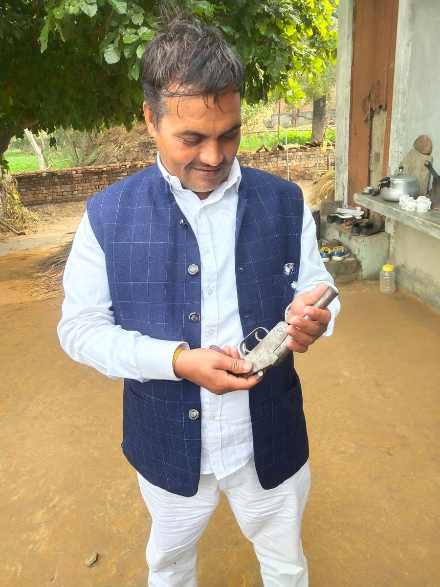 dbbhaskarbsr25's tweet photo. अलीगढ में अबैध तमंचे के साथ युवक का वीडियो वायरल 

युवक को नहीं यूपी पुलिस का  कोई खोप 

अलीगढ के टप्पल थाना क्षेत्र के हाजियापुर गांब का रहने वाला बताया जा रहा है आरोपी
@Uppolice @aligarhpolice @dgpup @rangealigarh https://t.co/PrFjrtT7XP