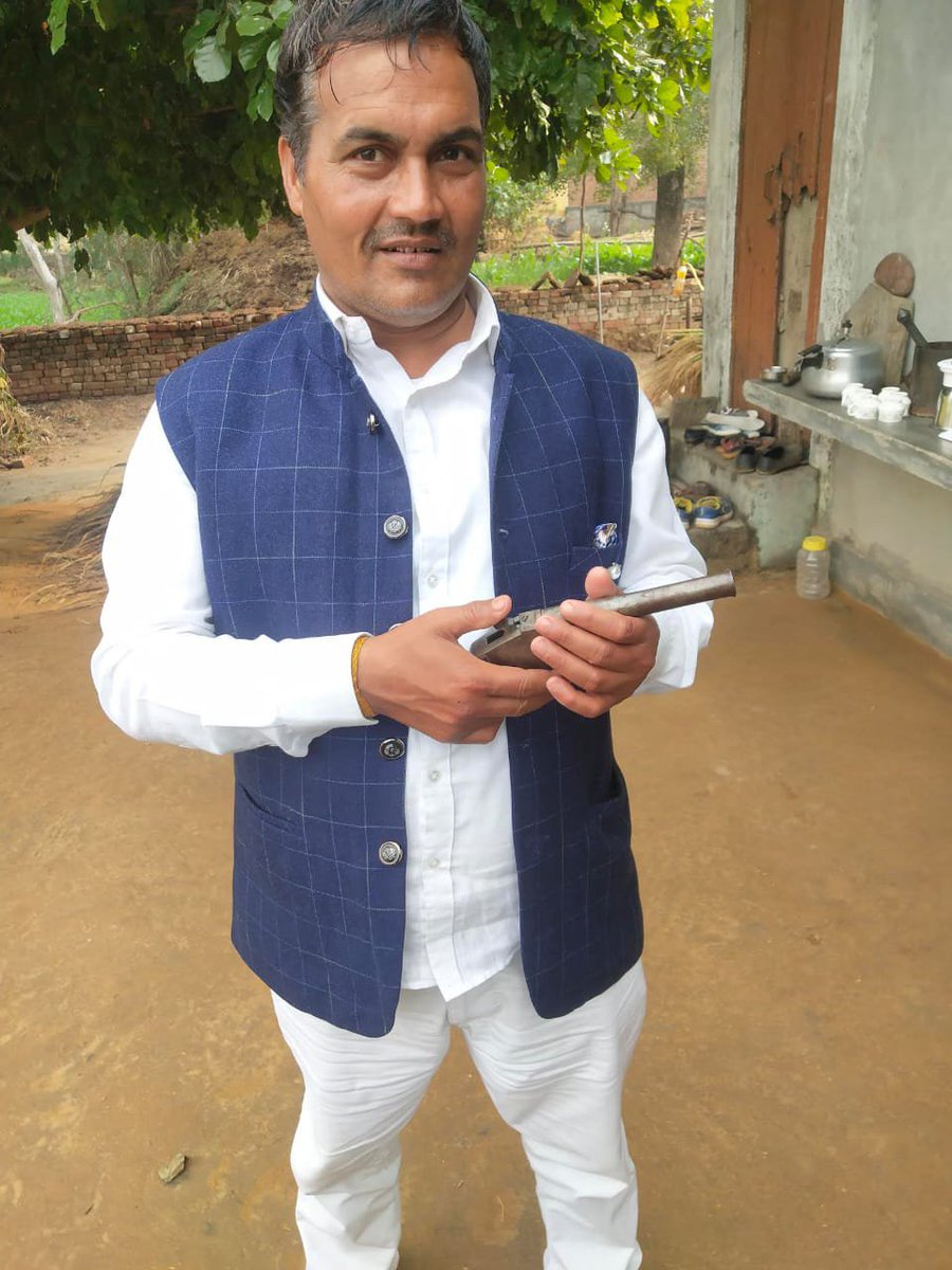 dbbhaskarbsr25's tweet photo. अलीगढ में अबैध तमंचे के साथ युवक का वीडियो वायरल 

युवक को नहीं यूपी पुलिस का  कोई खोप 

अलीगढ के टप्पल थाना क्षेत्र के हाजियापुर गांब का रहने वाला बताया जा रहा है आरोपी
@Uppolice @aligarhpolice @dgpup @rangealigarh https://t.co/PrFjrtT7XP