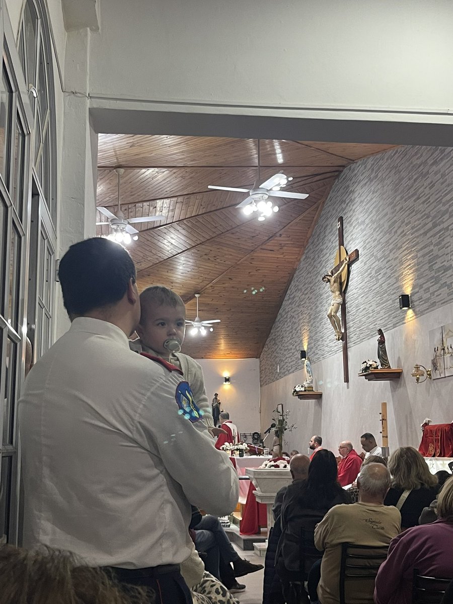 BombVolRosario's tweet photo. Hoy acompañamos a nuestro Capellán Pbro. Pablo Lasarte y toda la comunidad en la Misa Solemne en Honor a San Pantaleón.
#NuestraComunidad
#NuestroCompromiso
#BomberosRosario
#NosNecesitamos https://t.co/6Gm2zbUxNN
