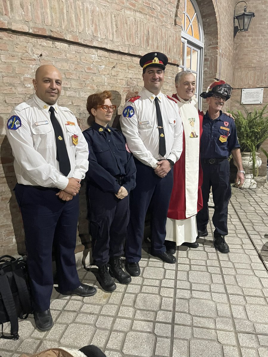 BombVolRosario's tweet photo. Hoy acompañamos a nuestro Capellán Pbro. Pablo Lasarte y toda la comunidad en la Misa Solemne en Honor a San Pantaleón.
#NuestraComunidad
#NuestroCompromiso
#BomberosRosario
#NosNecesitamos https://t.co/6Gm2zbUxNN