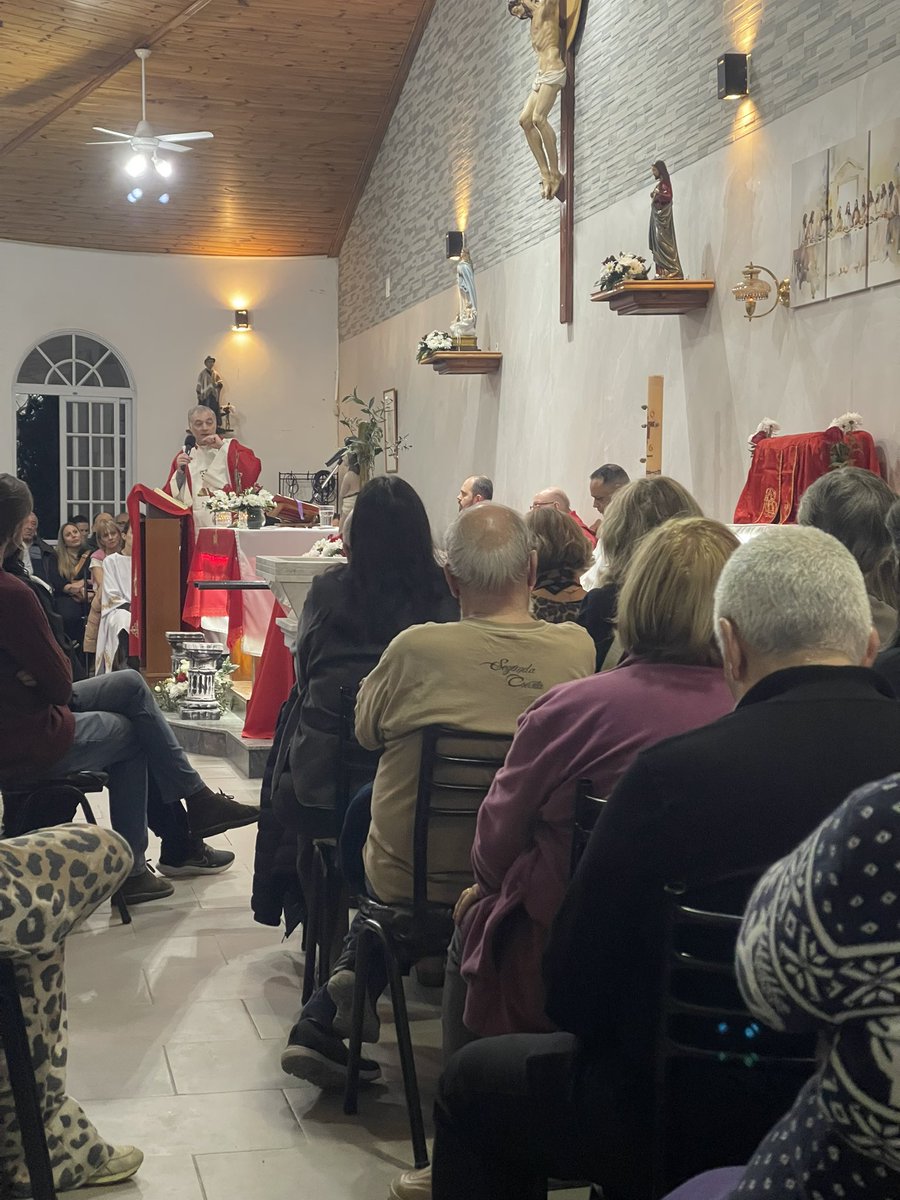BombVolRosario's tweet photo. Hoy acompañamos a nuestro Capellán Pbro. Pablo Lasarte y toda la comunidad en la Misa Solemne en Honor a San Pantaleón.
#NuestraComunidad
#NuestroCompromiso
#BomberosRosario
#NosNecesitamos https://t.co/6Gm2zbUxNN