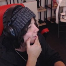 usuarioyil's tweet photo. *Quackity explicando que para él no es justo que al casco de roro tenga protección de la barbilla pero qué bueno "que se lo quitaron después"*
El chat:"Lic, no se lo quitaron" 
Su reacción JAJAJAJ: https://t.co/BnfTs2dbDP