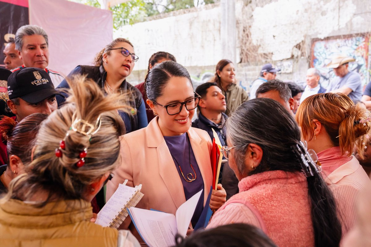 Gabyosoriohdz's tweet photo. ¡VAMOS A TRANSFORMAR MIRADOR 1! 👷🏻‍♀️❤️
Hoy dimos el banderazo al programa Territoriales 24/7. Durante todo un mes estaremos escuchando y atendiendo las necesidades de las vecinas y los vecinos. 

Somos un gobierno de territorio y aquí seguiremos. 🏃🏽‍♀️🔥

#NuestraCasaSeTransforma #Tlalpan #24Siete #Territoriales24Siete