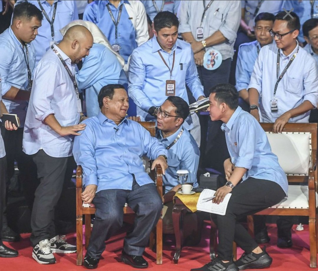 regar_op0sisi's tweet photo. Saya akan mendukung apapun yg jadi kebijakan presiden @prabowo

Saya dukung MBG dan KDMP terus dilanjutkan.
Saya setuju sekolah rakyat dibangun sebanyak mungkin.
Saya dukung kebijakan presiden menaikkan gaji semua menteri,anggota @DPR_RI para hakim dan jaksa serta TNI Polri.
Saya faham gaji guru belum bisa naik sebab duitnya gak ada.
Saya mengerti sekolah sekolah negeri yg ambruk belum bisa diperbaiki sebab  MBG itu lebih penting.

Saya dukung semua itu demi mempercepat Indonesia bubar sebelum 2030.