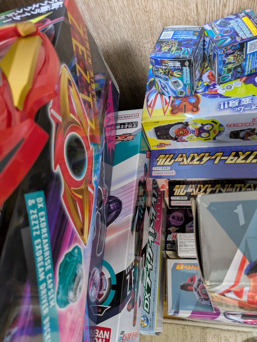 rayCheso's tweet photo. 特撮オタクあるある（※一部の人だけかも)
収集癖がある人は箱すら捨てられない https://t.co/y7oLasaHIb