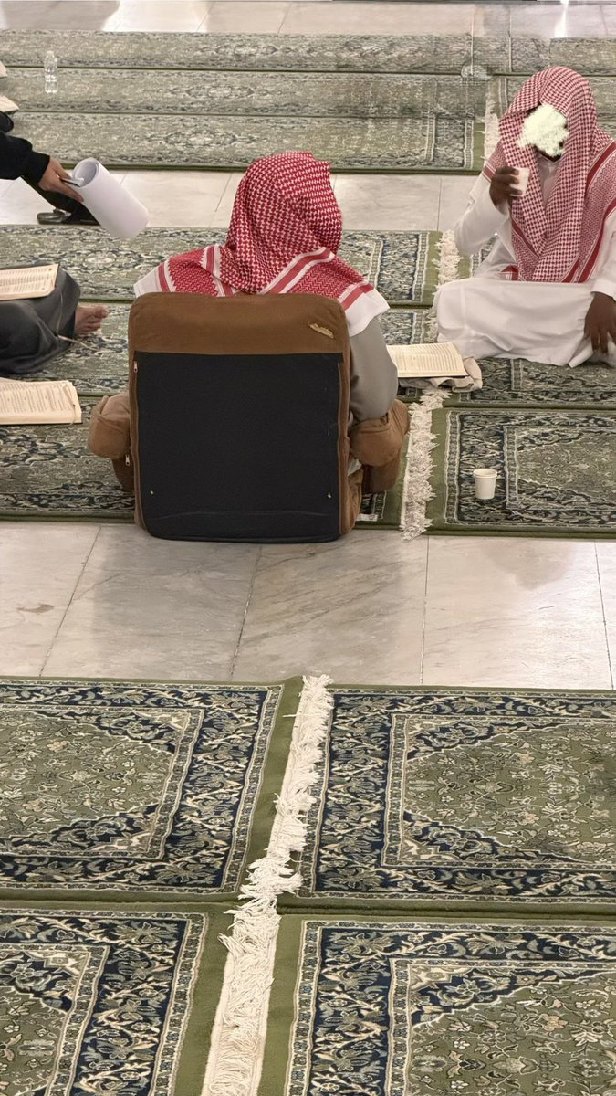 iJrain3's tweet photo. فجرًا، طلابِ ومعلِّمي دورة السُّنة النبوية، 
في توسعة الملك عبدالله -رحمه الله-. https://t.co/mEnuYScX75