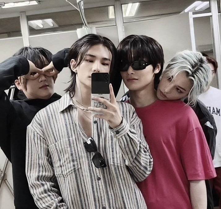 Pusheentries's tweet photo. Skz AU! || ¿Qué hago? 

Mnh lleva años dándole consejos a sus amigos para que se conquisten entre sí mientras él mismo trata de resolver que está pasando con su vida amorosa.

Un círculo amoroso del que Mnh solo sabe de su existencia... https://t.co/XydtcZNwbC