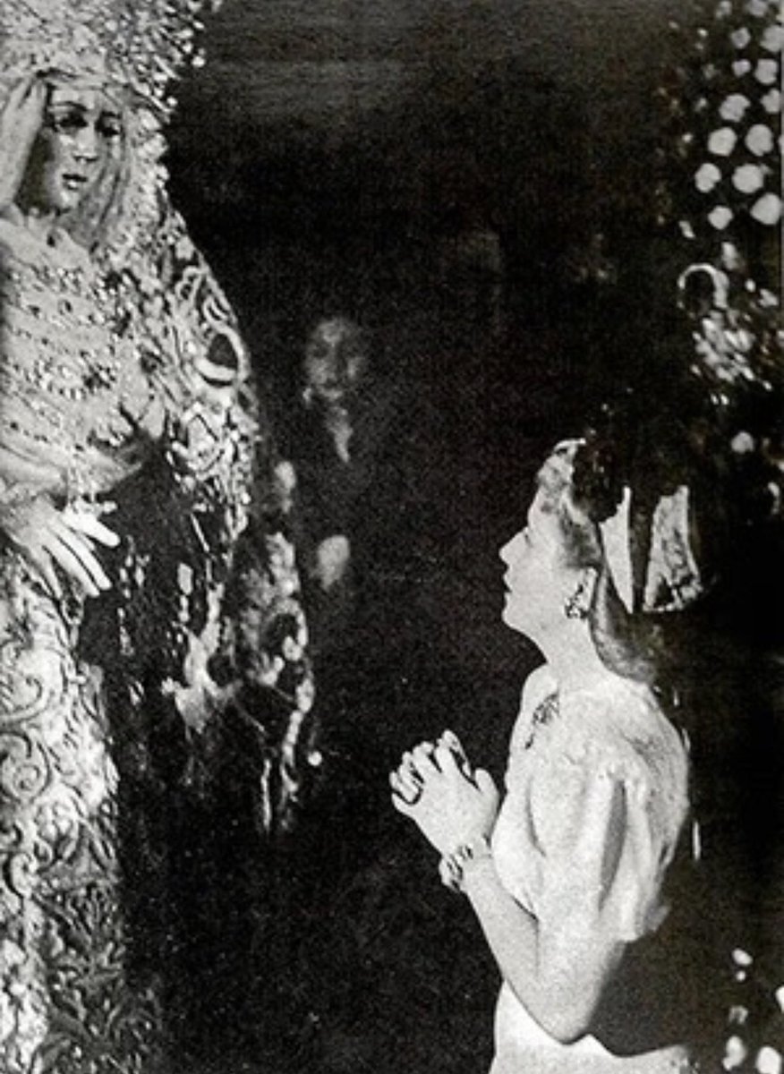 davidfzsuarez's tweet photo. @SDelosReyesR No sé a qué se refiere con eso o si me está dando la razón por la primera foto. La cara de la Virgen, detalles y policromía son bien diferentes una foto que otra, de ahí al comentario de la IA. https://t.co/z2St1mlQqO