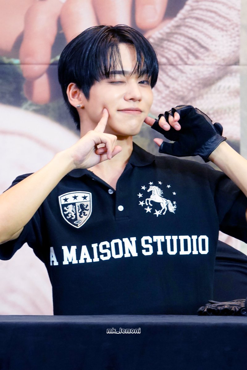 mk_lemoni's tweet photo. 260725 인천 공개 팬싸인회

울또는 모든게 완벽하세요🤭

#온앤오프 #ONF #ONF_OpenTheDoor #OpenTheDoor #유토 https://t.co/GSDKeNzXv4