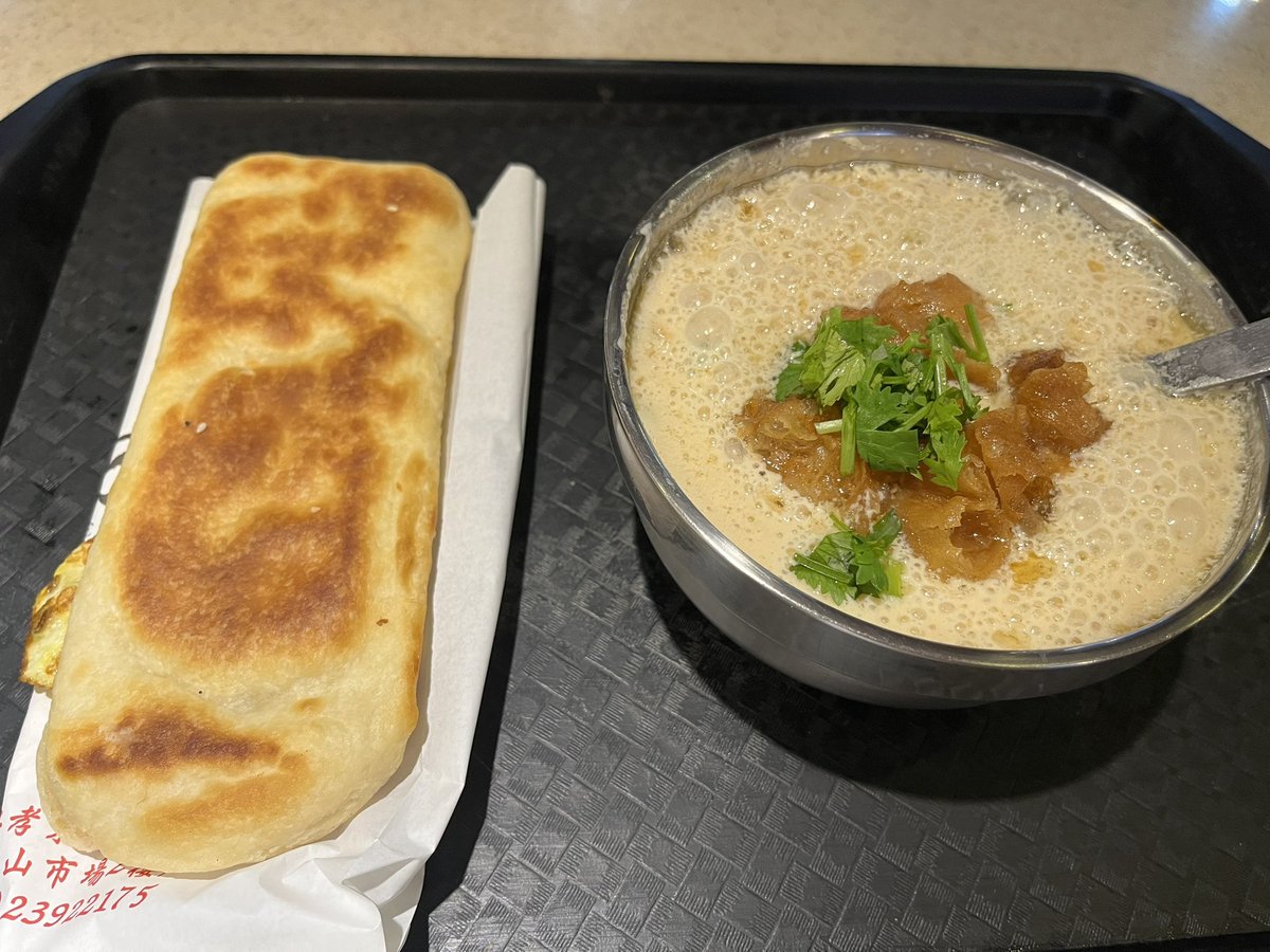 UMAUMAROAD's tweet photo. 台湾最終日は空港行く前に超有名朝ごはん屋「阜杭豆漿」へ。汗だくになりながら30分並んで、アツアツの卵サンドと豆乳スープをいただきました。めっちゃ美味い！ https://t.co/YAn3ql1hsQ