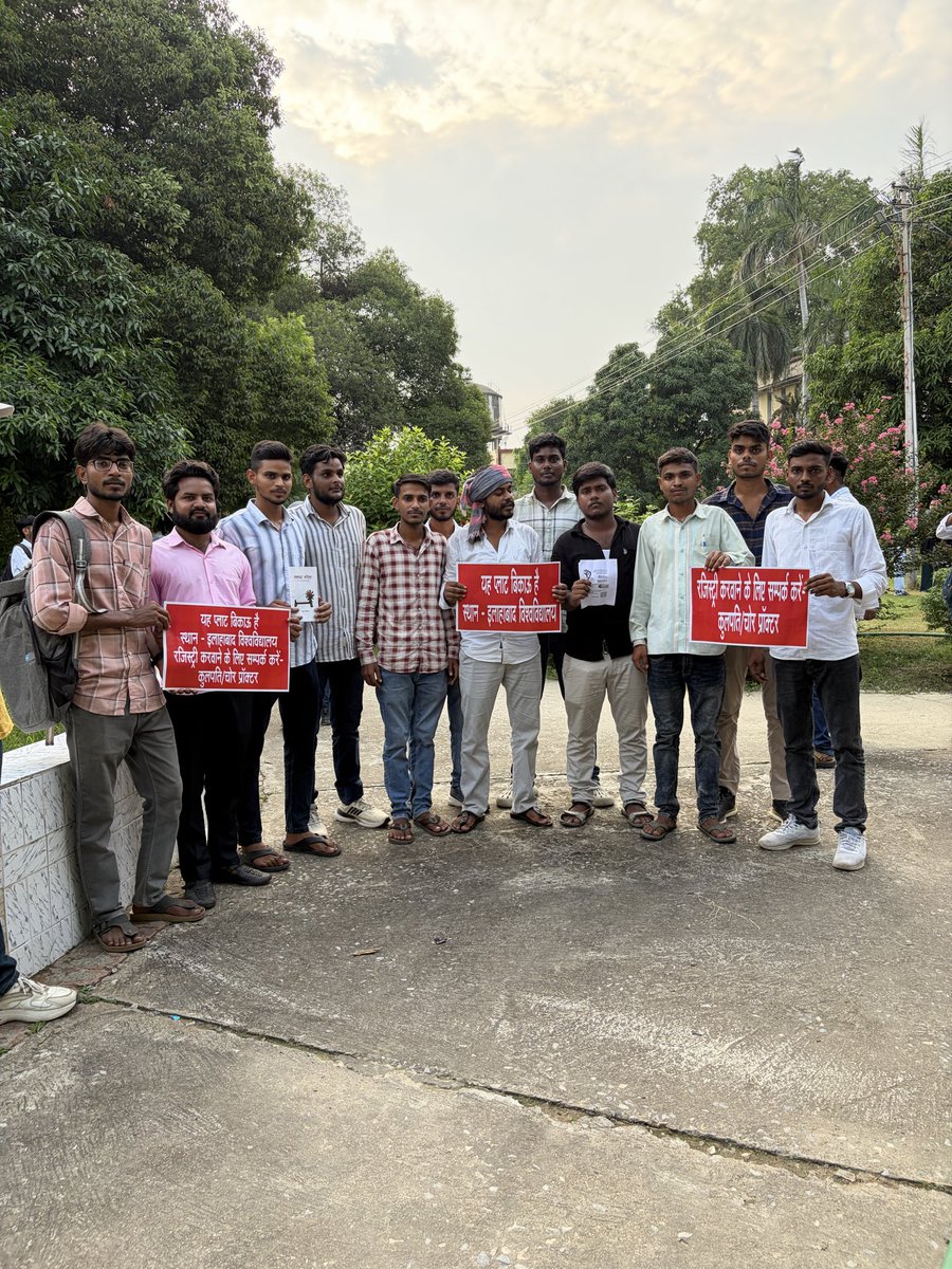 Ashutosh_344's tweet photo. इलाहाबाद विश्व विद्यालय छात्रो का नहीं रहा कुलपति रजिस्ट्री करवा चुकी है और उनकी प्रॉपर्टी में बिना अनुमति के अंदर नहीं जा सकते आ��!
इसमें गलती छात्रो की भी है जो अपनी ताकत नहीं पहचान पा रहे है विश्वविद्यालय में 30 हजार से ज़्यादा छात्र है जिस दिन 2-3 हजार छात्र आ जाए जीत जाएँगे ! https://t.co/4nln8xLcsJ