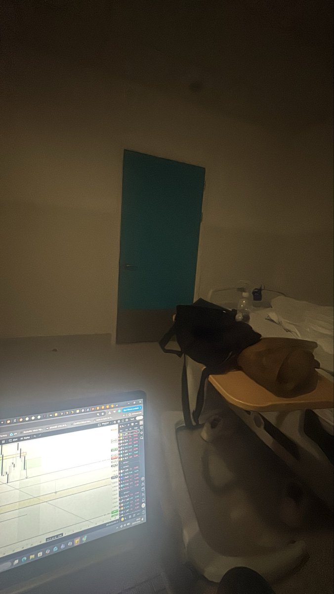 mybusinessplug's tweet photo. You ever been in the hospital with a cancer patient while catching pips? 
100k and I can save a life, can’t stop won’t stop https://t.co/t1lhu1egXj
