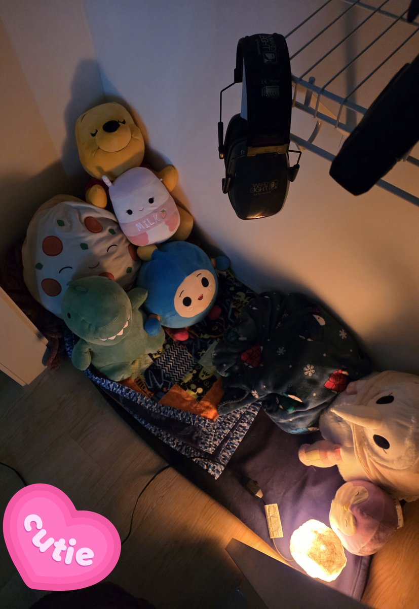Theamazingbimbo's tweet photo. Just wanted to share my sensory place/ little space hangout. Somthing about being in a tight space like this is very healing especially with my stuffie friends.#littlespace #Littletime #abdl #little https://t.co/Ly28FgGTF3