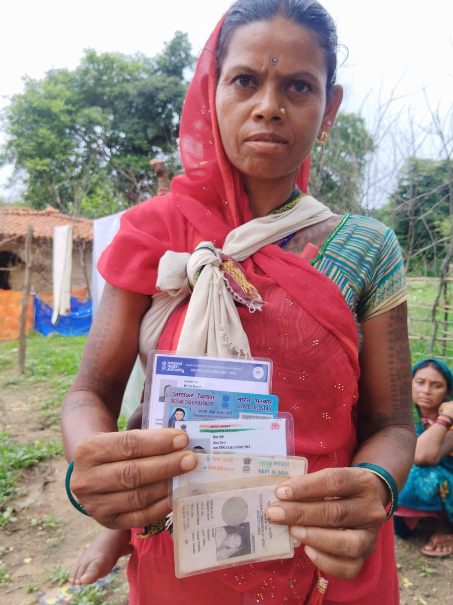 roadscholarz's tweet photo. Ghuspethiya? This Adivasi woman in Latehar (Jharkhand) has at least 7 IDs – voter, Aadhaar, PAN, e-Shram, Ayushman, ration card, job card. Alas, SIR does not accept any of them.
(Credit: Zameer) https://t.co/GNyrK897EH