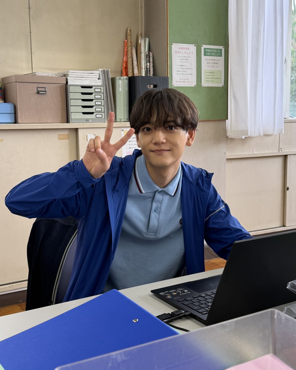 middle30_fujitv's tweet photo. ⊹ 📸𝘖𝘍𝘍 𝘚𝘏𝘖𝘛📸 ⊹

お仕事中の郁先生🏫
こんな先生が学校にいたらきっと、
生徒にも保護者にも人気でしょう👀♡

第1話TVer無料配信中*･゜
　Tokyo middle 30🪽
￣￣￣￣￣￣￣￣￣￣￣
#中島颯太（ #FANTASTICS ）
#東京ミドサー https://t.co/SEPhR67BCf