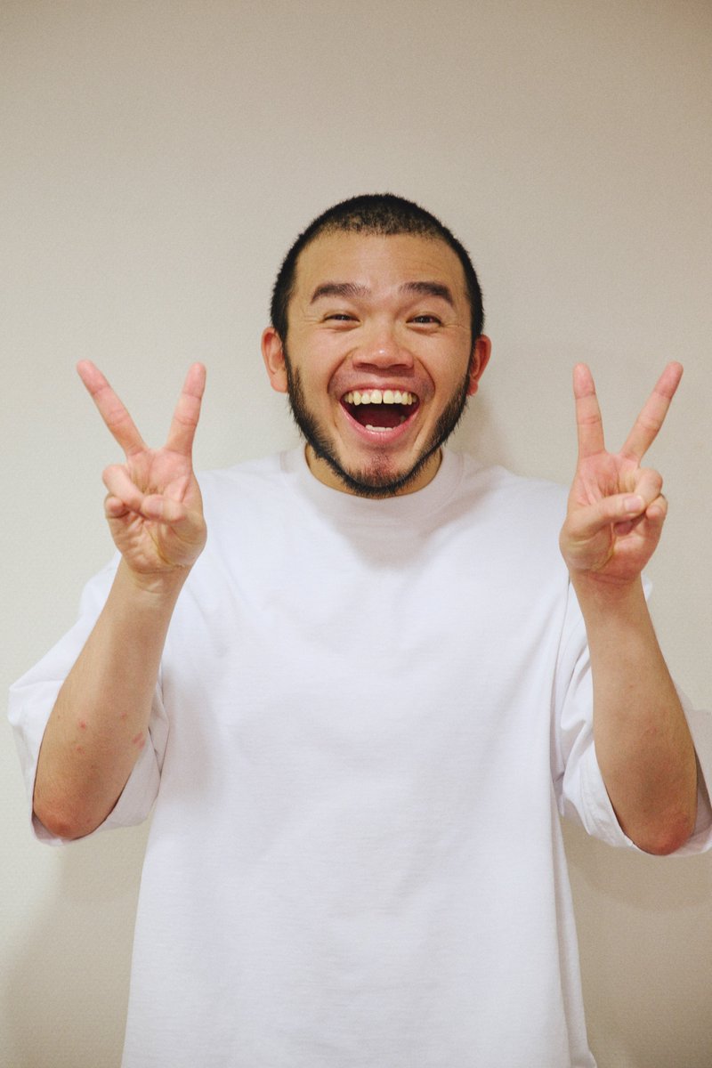 odore_movie's tweet photo. ◥◣主題歌決定◢◤
#映画オドレヤクザ
主題歌は、アフロの『俺たちのダンス feat.JEVA』に決定‼
なんと本作のための書き下ろし🕺
ポップでユーモアあふれる歌詞が散りばめられていて、作品の世界観をさらに盛り上げています✨
主演 #藤井アキト
監督 #ナカモトユウ
#アフロ さん #JEVA さん https://t.co/jtQu87nL2D