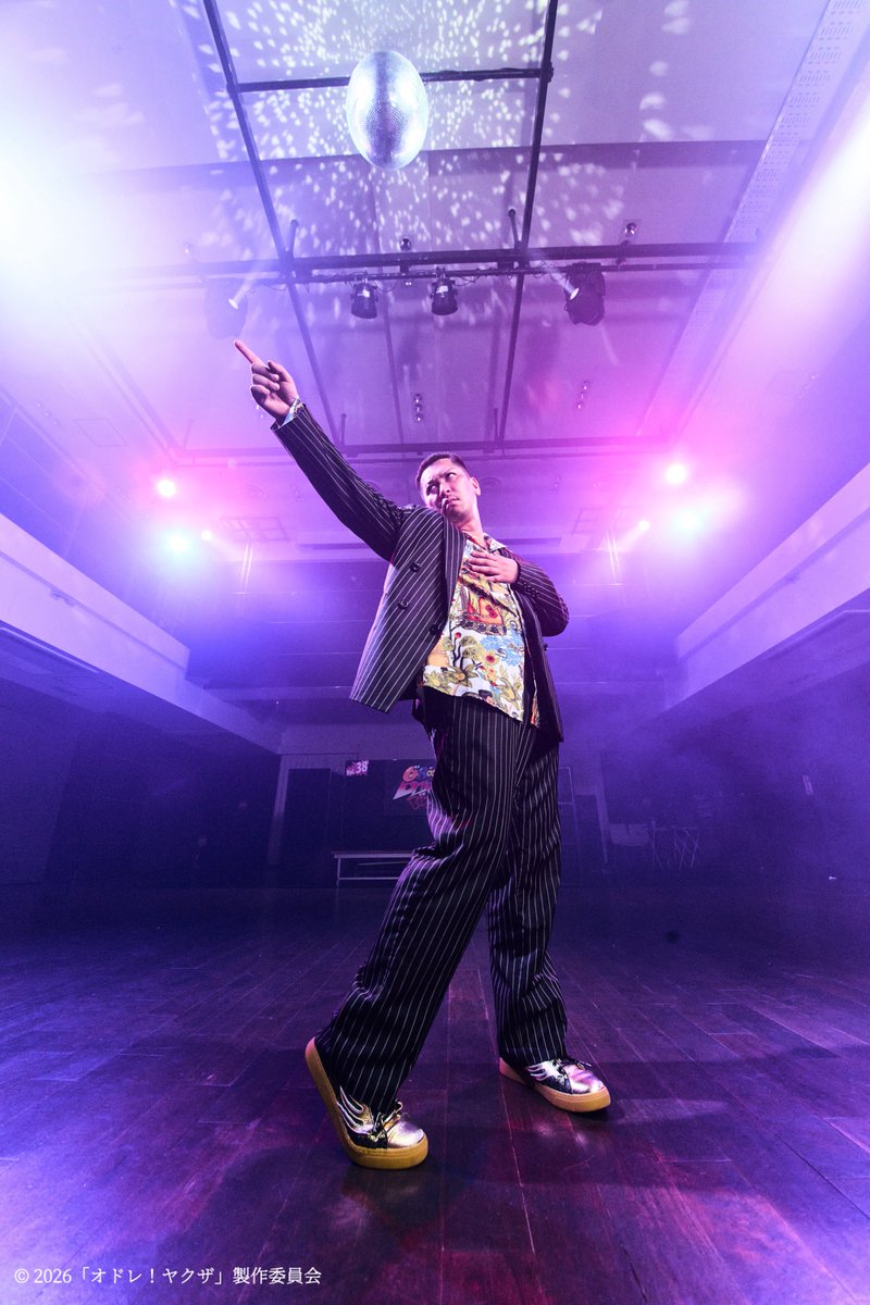 odore_movie's tweet photo. ◥◣主題歌決定◢◤
#映画オドレヤクザ
主題歌は、アフロの『俺たちのダンス feat.JEVA』に決定‼
なんと本作のための書き下ろし🕺
ポップでユーモアあふれる歌詞が散りばめられていて、作品の世界観をさらに盛り上げています✨
主演 #藤井アキト
監督 #ナカモトユウ
#アフロ さん #JEVA さん https://t.co/jtQu87nL2D