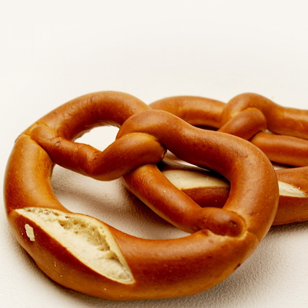 hirakata_tsite's tweet photo. 【#催事のお知らせ】

『ABUBROT』
ヨーロッパ直輸入のパンselectSHOP

ドイツのブレッツエル中心に、ヨーロッパ直輸入のパンのご紹介。

2026年8月4日(火)～5日(水)
10:00 ～ 20:00
枚方T-SITE 1F 催事スペース

https://t.co/6v6wXu3eKS https://t.co/AYv8nWKBsc