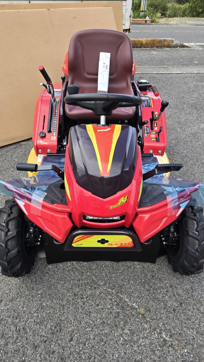 TACTECH_Kagawa's tweet photo. 🚜✨納車のお知らせ✨

このたび、株式会社佐竹工業様へ乗車式草刈り機「フルーティまさお」を納車させてい��だきました！
法面や空き地、現場周辺の草刈り作業で活躍が期待される1台です🌱 作業の安全性と効率向上に貢献できることを願っております。
#佐竹工業 #タクテック　#納車 https://t.co/iKuVBhOt9s