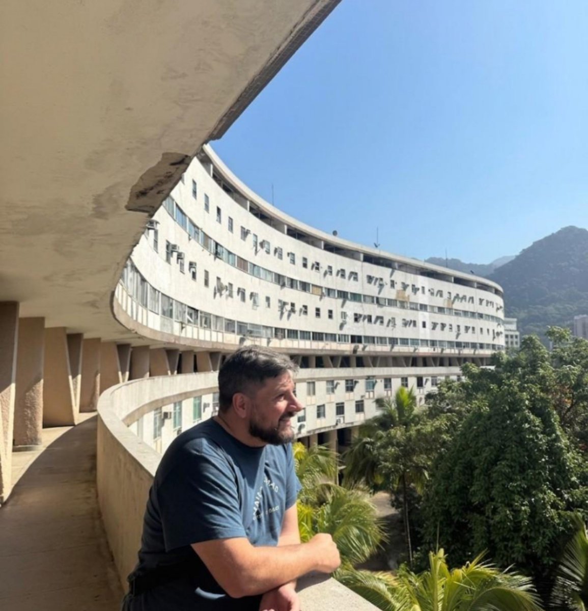 alejandrocsome's tweet photo. Hoy fuimos a conocer un conjunto residencial de vivienda social de los años 50s en Rio de Janeiro: El Conjunto Residencial Marquês de São Vicente.

Eduardo Affonso Reidy proyecto el volumen curvo de 330 unidades para reubicar a las familias de las favelas removida de Gavea en ese mismo barrio. El único bloque construido de cinco proyectados, permitieron ser un importante capítulo de la "Habitación Popular" en Rio de Janeiro por saldar su deuda historica con una parte de la sociedad desplazada por los daños colaterales de la colonización, de las guerras imperiales, de la esclavitud, de las epidemias y revueltas sanitarias, de la geografía que asedia.

No alcanzó, no alcanza y posiblemente no alcance, pero la historia pide no abandonar e intentar, porque es el pasado pero tambien el futuro el que necesita que no se claudique.

¿Que sería de la estantería de intentos sin figuras como Carmen Velasco Porthino? Ingeniera Civil, hija de una migrante boliviana y un gaúcho del sur, que se enfrento a todas las barreras que le impusieron sus colegas para ejercer y que la llevo a estar al frente del Departamento de Habitación Popular para no dejar de intentarlo.

Un conjunto que copia la cota de nivel del morro situndo la planta de accesos a los departamentos en un sector privilegiado del paisaje. A la derecha el morro lleno de mata atlántica, a la izquierda la pendiente y el paisaje dominado por el Cristo Redentor.

Pensar el mejor lugar posible para que todos los dias la gente mas desfavorecida pueda tener una parte de esa realidad que para otros (y durante generaciones) ya es costumbre: imaginar un futuro posible.

Nunca se trató -ni se trata- de utopías. Por el contrario, se trata de unir un tejido real rotos y desgarrado con lo que cada uno puede dar.

En este caso: una casa.
Seguimos caminando.