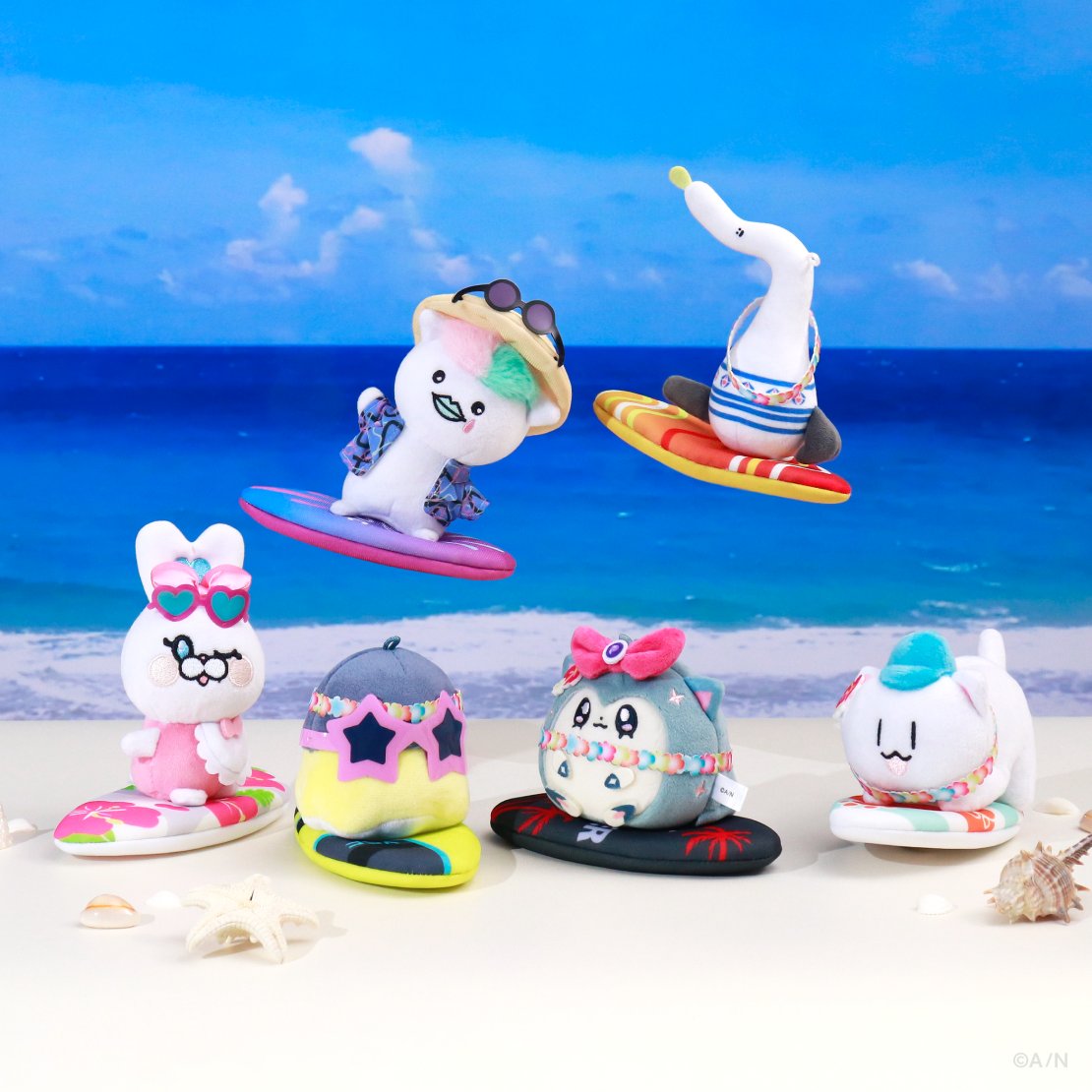 nijisanji_app's tweet photo. 【#りとるさんしゃいん グッズ詳細①】

ぬいぐるみマスコットは躍動感抜群🌊
2連アクリルキーホルダーはバッグに付けてお出かけしよう✨

▼7/29(水)12:00販売開始！
https://t.co/H0KuZt5mAU

#にじストア #五木左京 #ジョー・力一 #夢追翔 #アルバーン・ノックス #サニー・ブリスコー #フリオドール https://t.co/CPcOLUIT0n