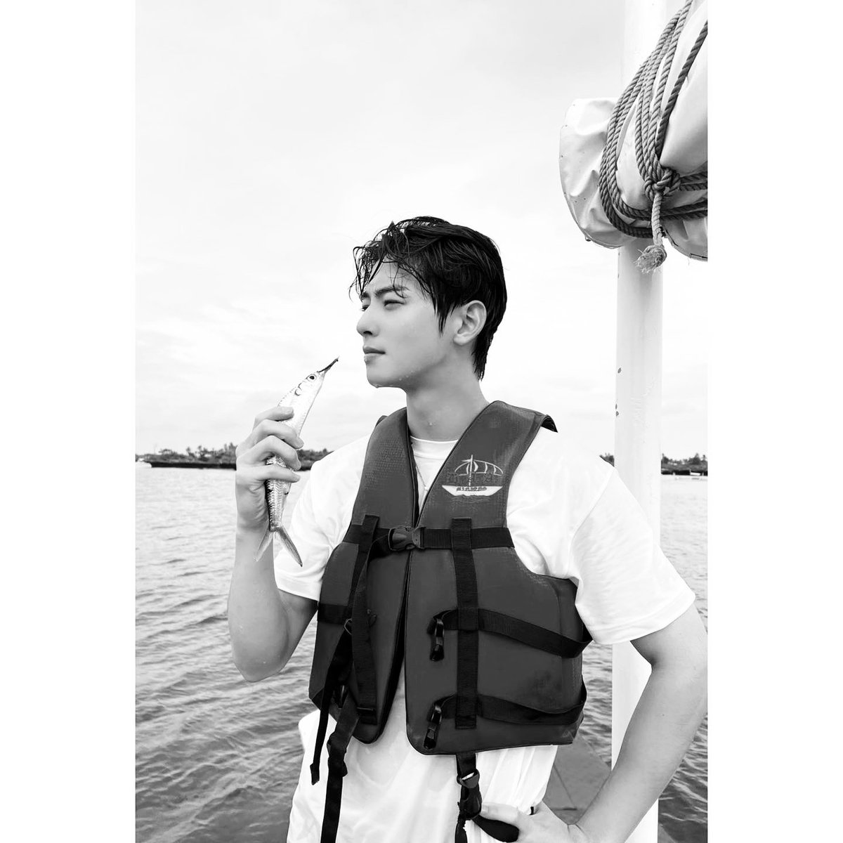 eunwoouk's tweet photo. 바다는 끝이 있는데, 나의 분위기에는 끝이 없네요. https://t.co/Myhx4n5IO1