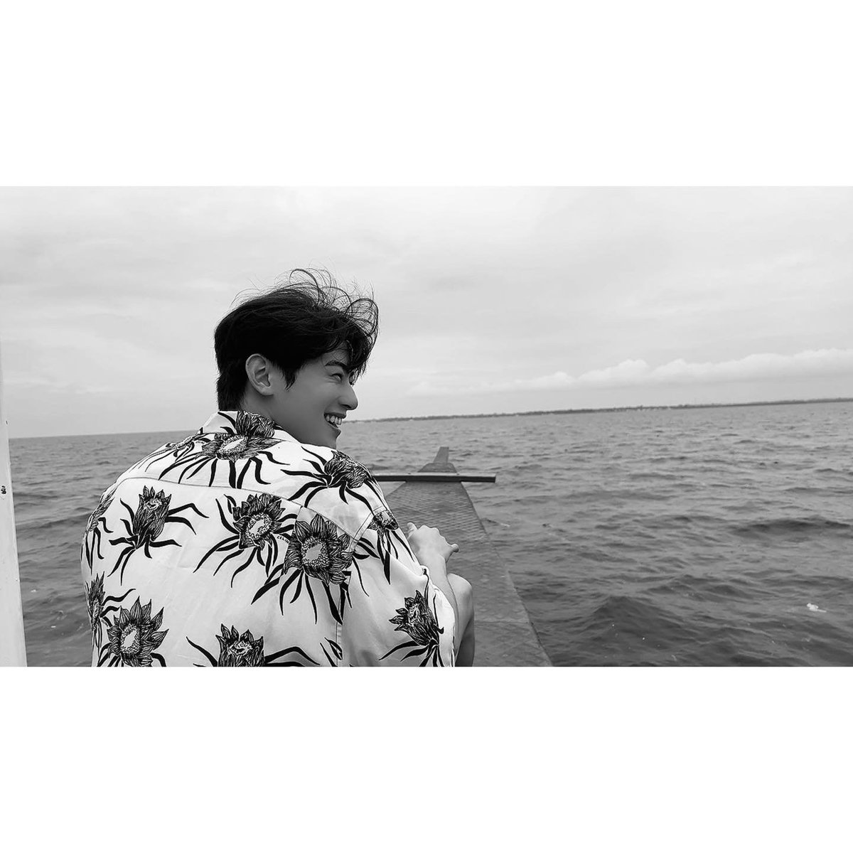 eunwoouk's tweet photo. 바다는 끝이 있는데, 나의 분위기에는 끝이 없네요. https://t.co/Myhx4n5IO1