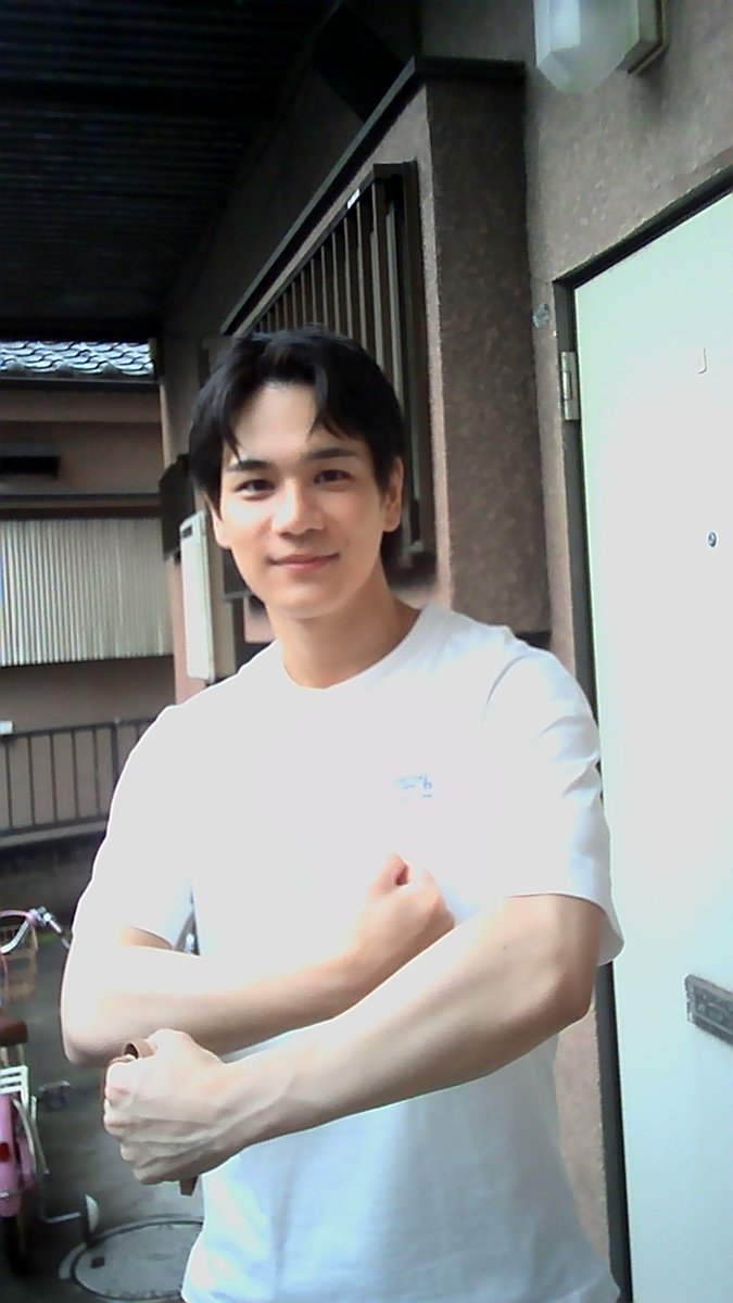 2216_tx's tweet photo. ˗ˏˋ 📸Yui ’s TOY Camera ˊˎ˗

撮影の合間のオフショット✨
現場では筋肉ポーズが流行っています💪🏻

『#夫婦と16歳 〜狂気の隣人〜』
🔗第𝟏話❯❯https://t.co/lyRzoOWkro
🔗第𝟮話❯❯https://t.co/oqTy0sRgvt
🔗第𝟯話❯❯https://t.co/mwwm9Fc1Pa
🔗第𝟰話❯❯https://t.co/3O5hjAsFBM
　※第𝟰話の配信は𝟳/𝟯𝟬(木)𝟮𝟰:𝟱𝟵まで⚠️

☑TVerのお気に入り登録もお願いします❤️‍🔥
⭐︎U-NEXTで見放題独占配信!📱