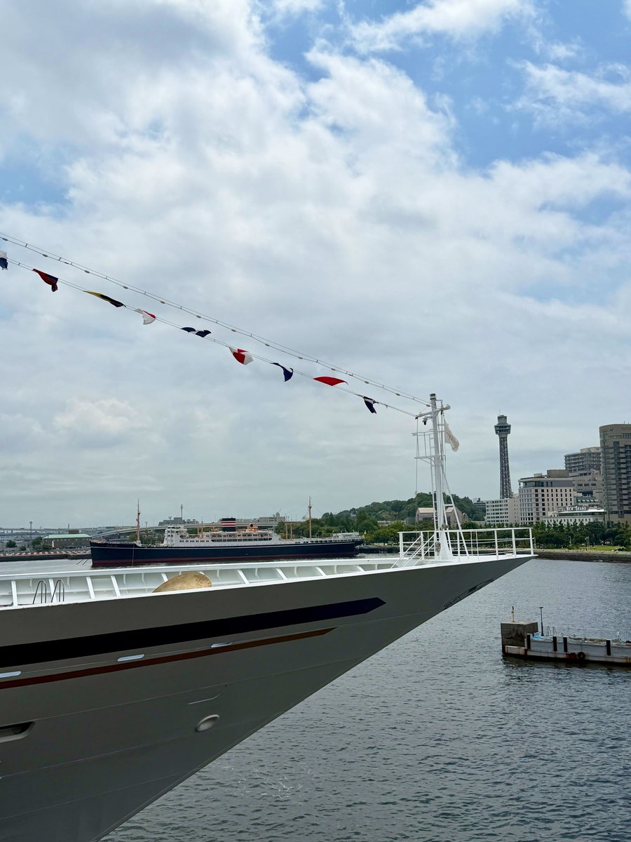 YokohamaViews's tweet photo. 今日の #氷川丸の汽笛 
飛鳥Ⅱがこのあと13:00に大さん橋から出航 https://t.co/3u29PTi2d6