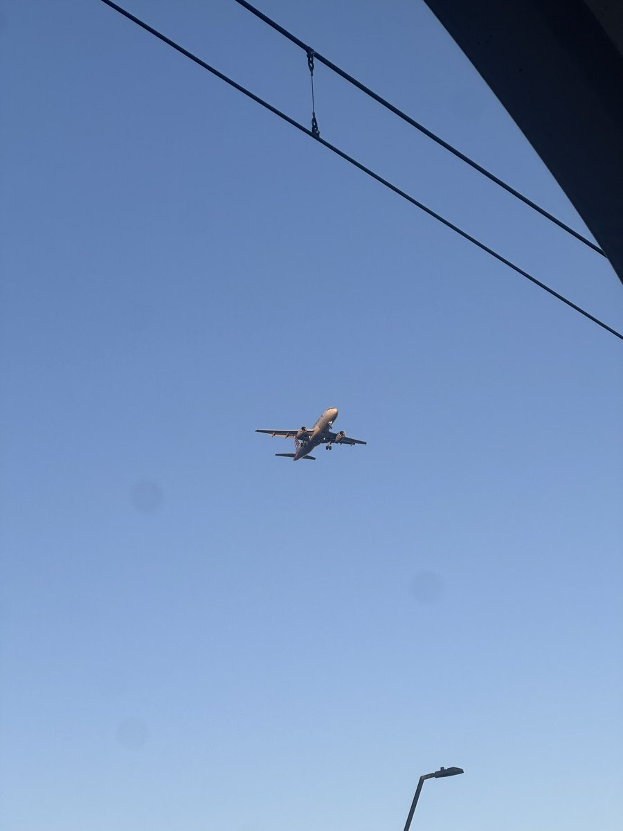elton4510's tweet photo. Airplane! https://t.co/mpcGBRFn32