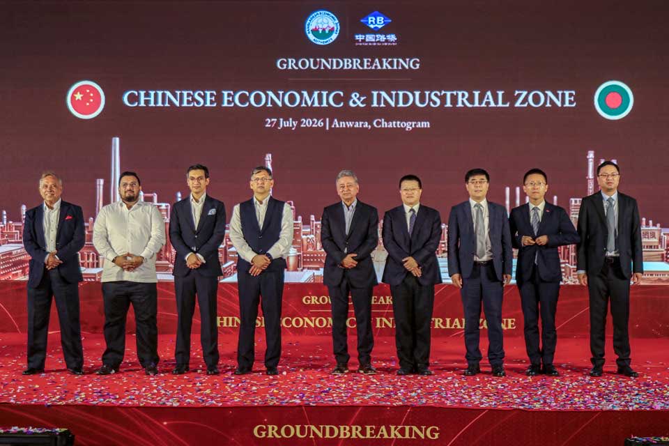 YRanaraja's tweet photo. Bangladesh has broken ground on the long-delayed China Economic & Industrial Zone (CEIZ) in Chattogram. The US$340 million project is financed through US$140 million from the Bangladesh government and a US$200 million preferential buyer’s credit from China Exim Bank. The 800-acre zone is expected to attract over US$1.3 billion in investment and create 100,000+ jobs.