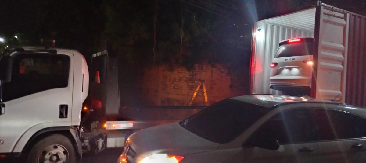 RAM_platon's tweet photo. @PNCSV En el reparto las margaritas en Mejicanos  en la  propia entrada de la colona descargan furgones una empresa en  irresponsablemente cierran la entrada a la colonia y x más que  se pida permiso no dan  acceso favor ayuda interviniendo 
gracias https://t.co/tk3hkiPSZ4
