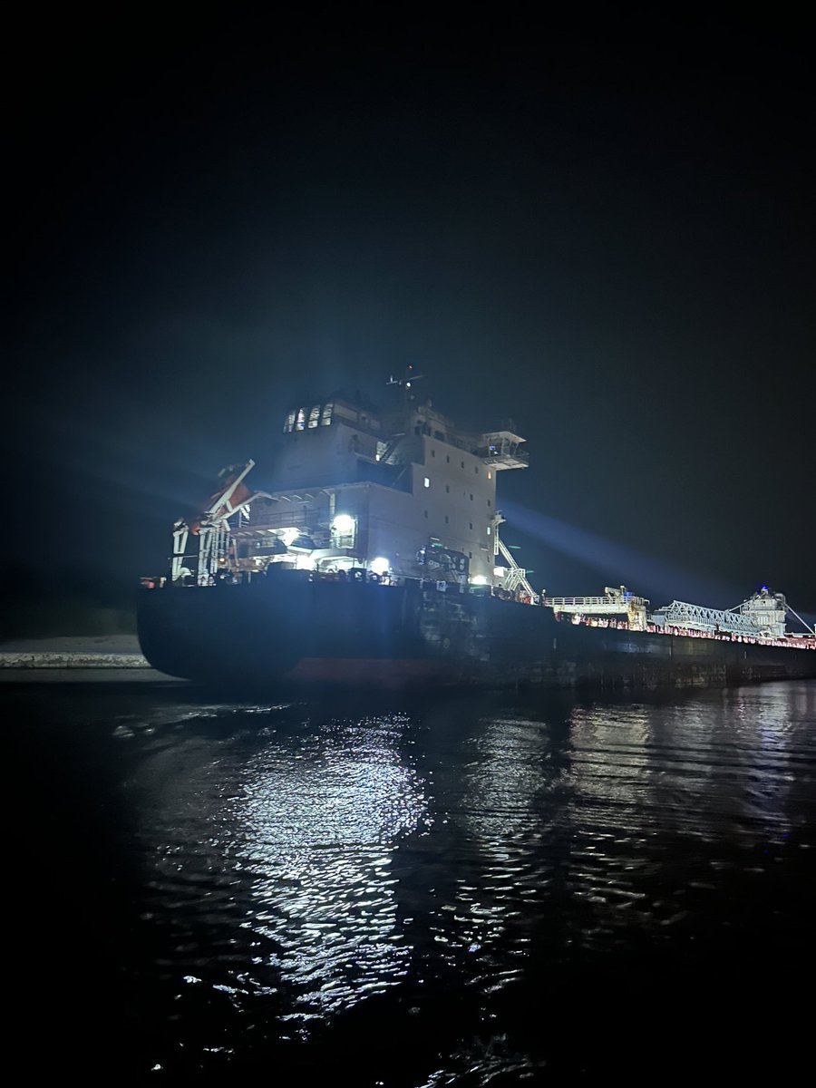 Draper33Paul's tweet photo. Caught the Algoma Intrepid last night coming into port with a load of Materials for the port of Muskegon! #Ships #ShipsOfTheGreatLakes #Freighters #FreightersOfTheGreatLakes #AlgomaIntrepid #ShipsOfMuskegon #WestMichiganShipsAndBoatTraffic #MuskegonMichigan https://t.co/nhenPHTRpa