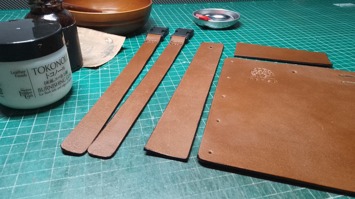 pineworkshop_jp's tweet photo. 制作途中のひとコマ🤠✨
ひと手間ずつ丁寧に仕上げることで、丈夫で長く使える革小物を目指しています。
完成後の経年変化も楽しみです😄
#革小物 #レザークラフト #松工房 https://t.co/AVHcZoyPsm