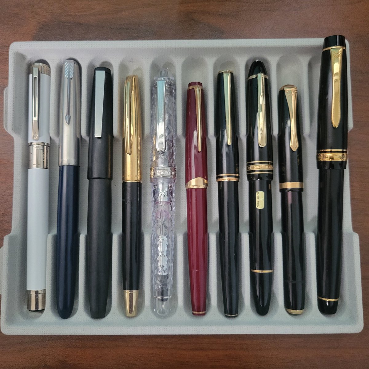 satuki_pentel's tweet photo. 好きな万年筆10選
左から
･ウォーターマン  パースペクティブ 
･パーカー51
･LAMY2000
･プラチナ オネスト66-500
･プラチナ センチュリー六花
･モンブラン No.12
･モンブラン クラシック
･モンブラン 146
･パイロット 53R
･パイロット ジャスタス95 https://t.co/c0y0ZyTNJp