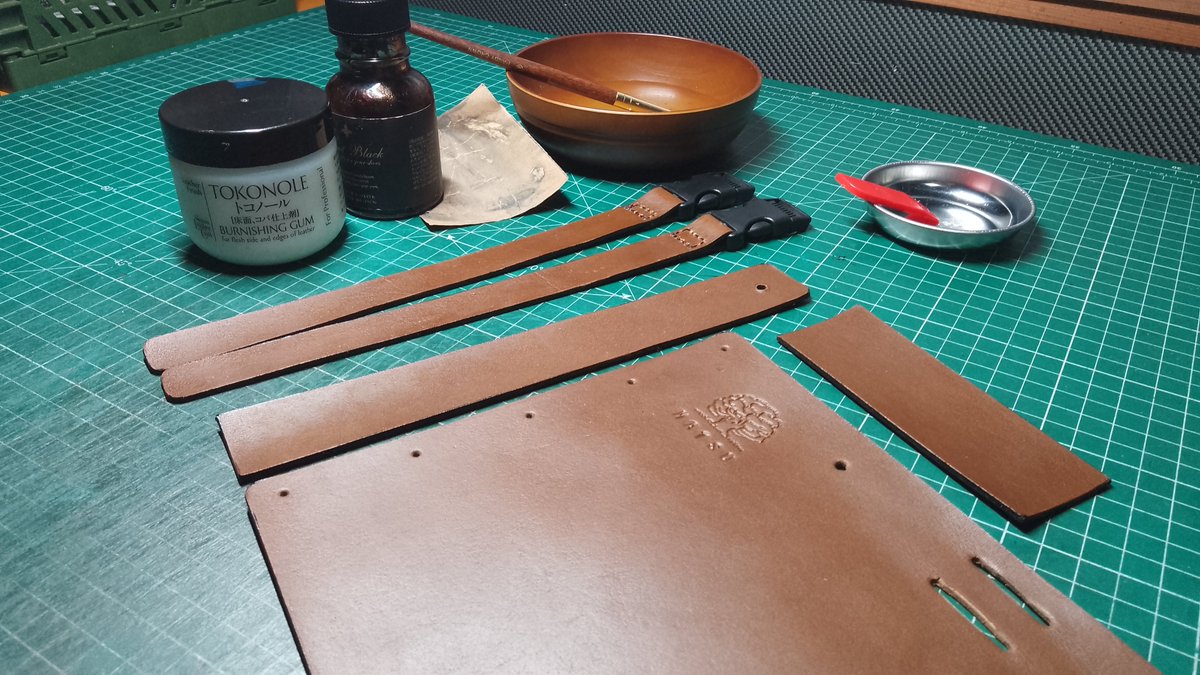 pineworkshop_jp's tweet photo. 制作途中のひとコマ🤠✨
ひと手間ずつ丁寧に仕上げることで、丈夫で長く使える革小物を目指しています。
完成後の経年変化も楽しみです😄
#革小物 #レザークラフト #松工房 https://t.co/AVHcZoyPsm